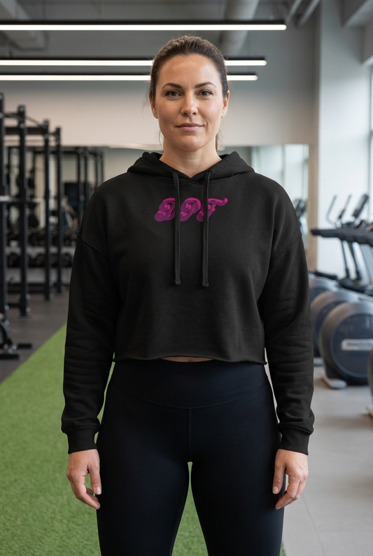 Vista frontal de sudadera corta negra DPF con capucha en modelo fitness