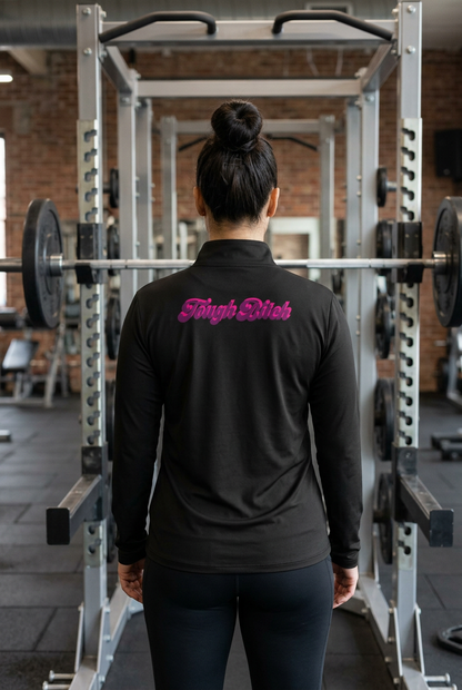 Camiseta de mujer DPF negra, vista trasera con letras Tough Bitch magenta