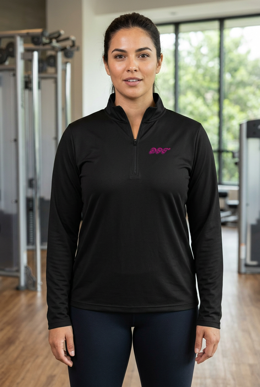 Camiseta de mujer DPF negra con cremallera corta, vista frontal en gimnasio